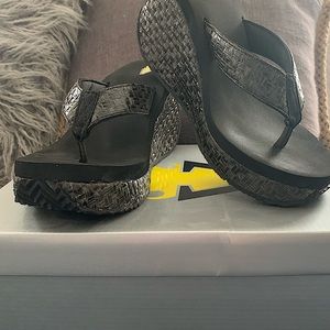 Womens Volatile Heel Shoe